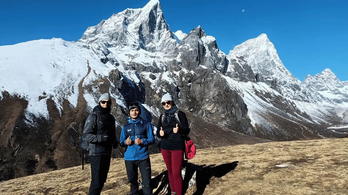 dinboche-hikking