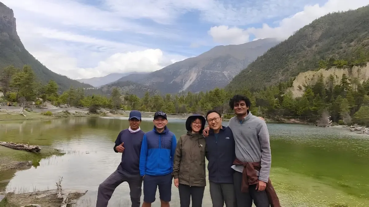 trekkers-at-green-lake-manang