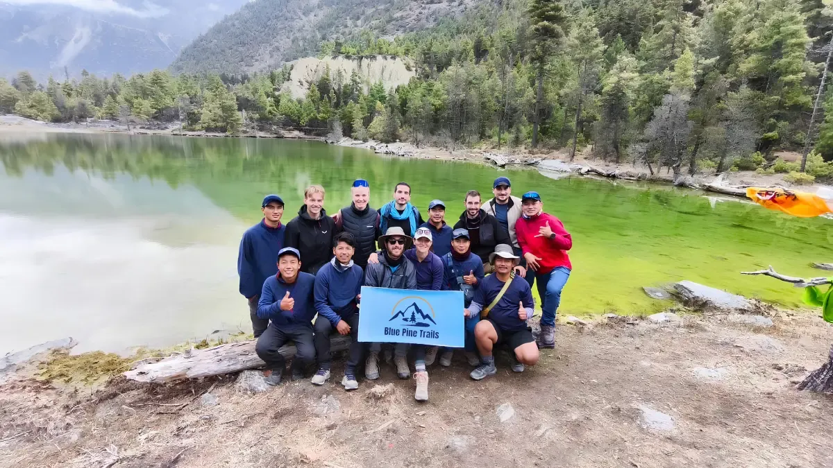 trekkers-in-green-lake-manang